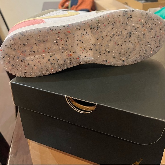 Air Jordan 1 Low SE Pastel Grind Vivid Green GS 6Y/ 7.5W - Picture 4 of 6